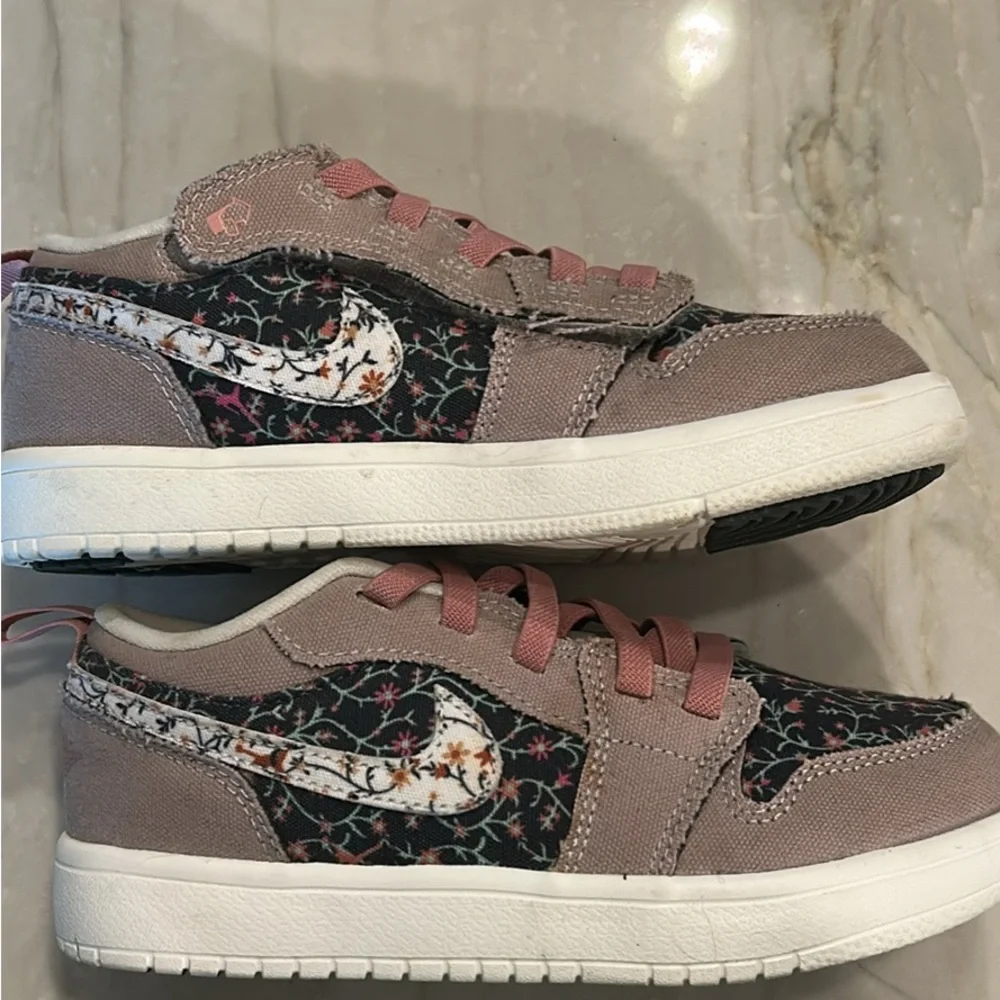 Nike Air Jordan 1 low kids sneakers in Dusty Rose and Black Floral, size 1y